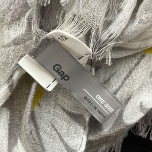 I’m sell a beautiful Daisy gap scarf!